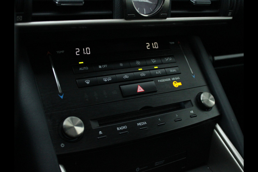 Lexus IS 300h Hybrid Edition 30 NL AUTO | PANO | LEDER | CAMERA | STOELVERW |