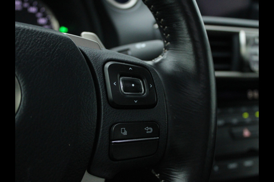 Lexus IS 300h Hybrid Edition 30 NL AUTO | PANO | LEDER | CAMERA | STOELVERW |