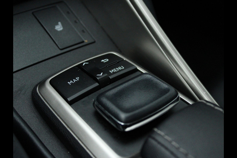 Lexus IS 300h Hybrid Edition 30 NL AUTO | PANO | LEDER | CAMERA | STOELVERW |