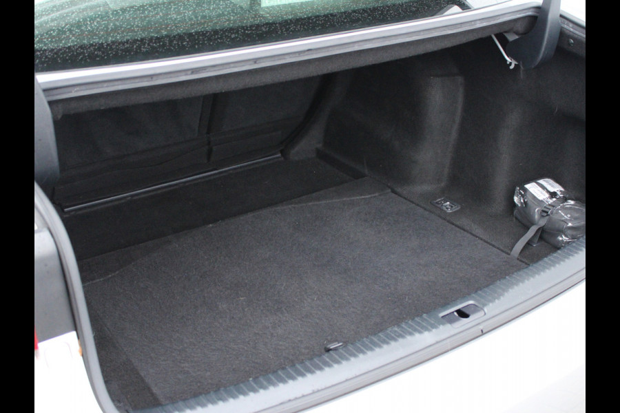 Lexus IS 300h Hybrid Edition 30 NL AUTO | PANO | LEDER | CAMERA | STOELVERW |
