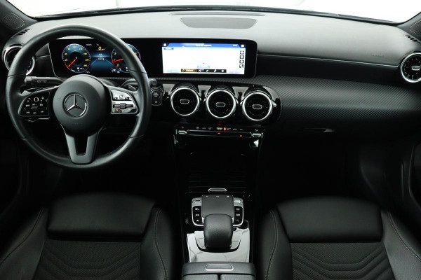 Mercedes-Benz A-Klasse 180 Business Solution | Stoelverwarming | Carplay | Camera | Trekhaak | Half leder | Park Assist | Widescreen | Full LED | Climate control