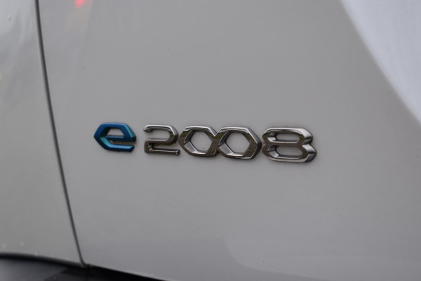 Peugeot e-2008 EV Allure Pack 50 kWh / Keyless / Camera / Carplay / Navigatie / Trekhaak