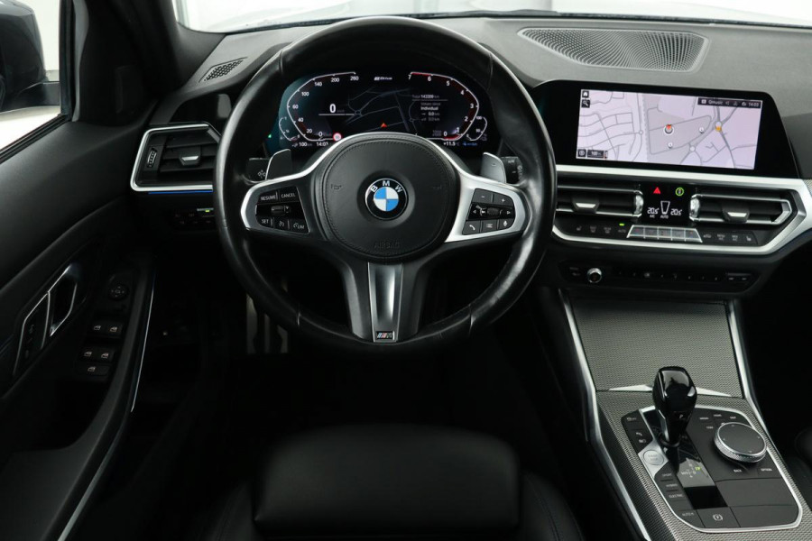 BMW 3-serie 330e M Sport | Stoelverwarming | Trekhaak | Carplay | Sportstoelen | Live Cockpit | Leder/Alcantara | Sfeerverlichting | PDC | Climate control