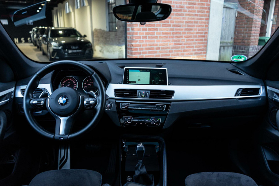 BMW X1 xDrive20i High Executive M-Sport Pano / HUD / Trekhaak