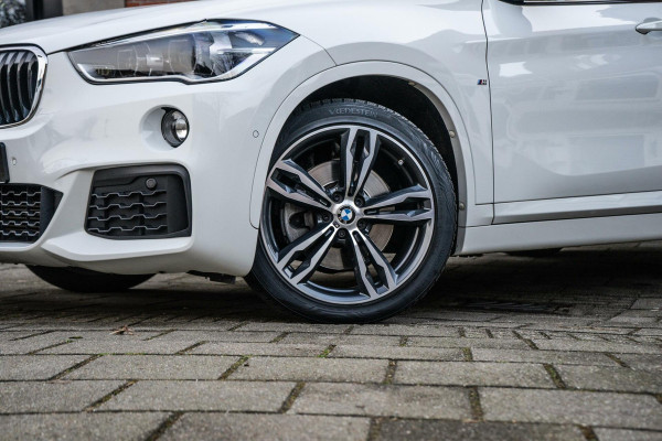 BMW X1 xDrive20i High Executive M-Sport Pano / HUD / Trekhaak