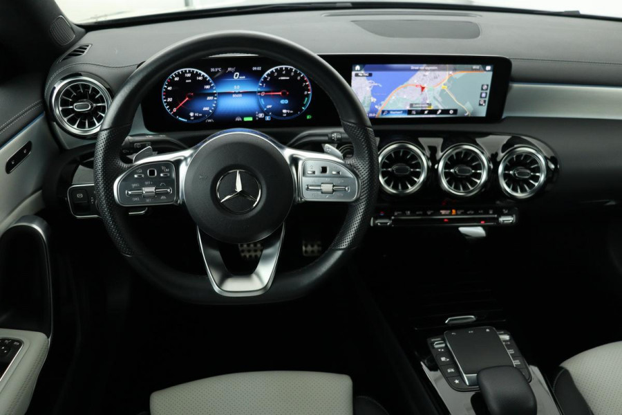 Mercedes-Benz CLA-Klasse 250e AMG Night | Stoelventilatie | Adaptive cruise | 360 camera | Leder | Carplay | Sfeerverlichting | Widescreen | Full LED | Keyless | Designo Mountaingrijs