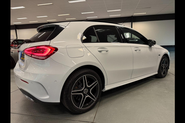 Mercedes-Benz A-Klasse 250 e AMG Limited PANO/CAM/BURMESTER/SFEERVERL/M-STOELEN///