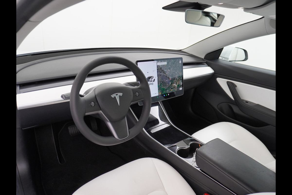 Tesla Model 3 Long Range 75kWh 463PK Trekhaak Ivory-Int. FSD Full Self Driving Computer-3 Premium Audio 4wd Leer AutoPilot Panoramadak Camera' Stoel en achterbank verwarming Keyless Electr.Stoelen+Memory+Easy-Entry WiFi Origineel Nederlandse auto Grootste accu, Tot 16,5kwh thuis laden. Afneembare Trekhaak 1.000kg trekvermogen