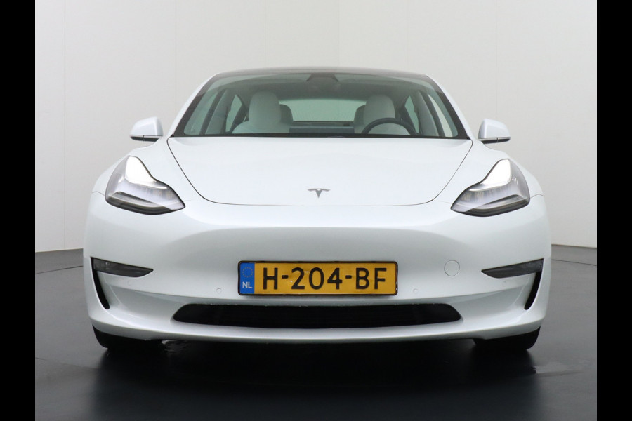 Tesla Model 3 Long Range 75kWh 463PK Trekhaak Ivory-Int. FSD Full Self Driving Computer-3 Premium Audio 4wd Leer AutoPilot Panoramadak Camera' Stoel en achterbank verwarming Keyless Electr.Stoelen+Memory+Easy-Entry WiFi Origineel Nederlandse auto Grootste accu, Tot 16,5kwh thuis laden. Afneembare Trekhaak 1.000kg trekvermogen