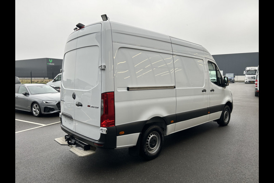 Mercedes-Benz Sprinter 316 CDI L2 H2 2800KG Trekhaak / Omvormer 230V / MBUX / Camera / Navigatie / Cruise control / Airco / 270 Graden achterdeuren