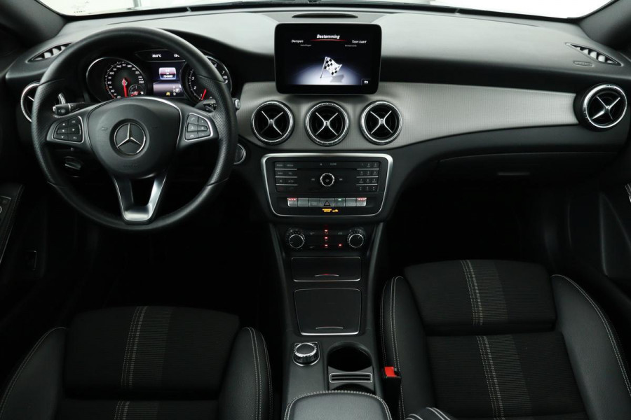 Mercedes-Benz CLA-Klasse 180 Urban | Stoelverwarming | Sportstoelen | Navigatie | Full LED | Park Assist | Cruise control | Airco | Half leder