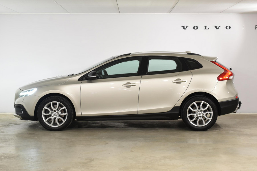 Volvo V40 Cross Country T3 152PK Nordic+ / Navigatie / Standkachel met timer / Stoelverwarming / LM Velgen / Trekhaak