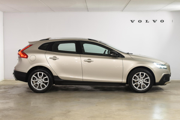 Volvo V40 Cross Country T3 152PK Nordic+ / Navigatie / Standkachel met timer / Stoelverwarming / LM Velgen / Trekhaak