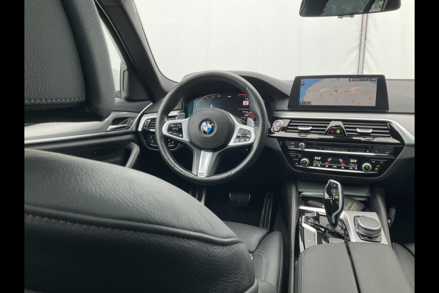 BMW 5 Serie Touring 520i M-Sport High Executive HUD Dak Leer Trekhaak Edition M-pakket