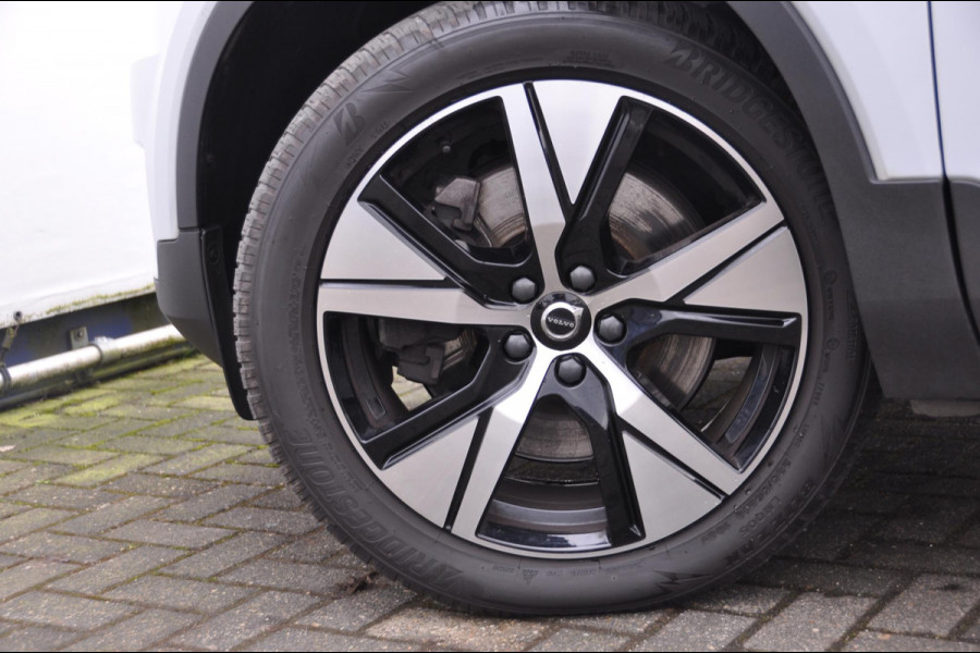 Volvo XC40 T4 211PK Automaat Recharge R-Design / Adaptieve cruise control / Parkeersensoren met 360 camera / Panoramadak / Apple carplay / Stoel - en stuurwielverwarming / Elektrische achterklep / Elektrische stoelen met geheugen