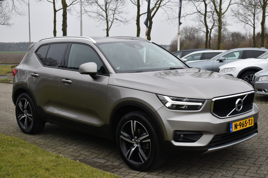 Volvo XC40 T3 163PK Momentum | 19 inch velgen | Getint glas achter | Trekhaak