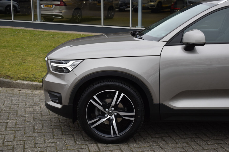 Volvo XC40 T3 163PK Momentum | 19 inch velgen | Getint glas achter | Trekhaak