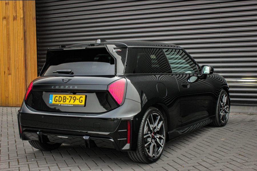 MINI Cooper E John Cooper Works M 40.7 kWh / VERLAGINGSVEREN / INCL. BTW / PANO-DAK / LEDEREN BEKLEDING / 18'' WHEELS / FULL