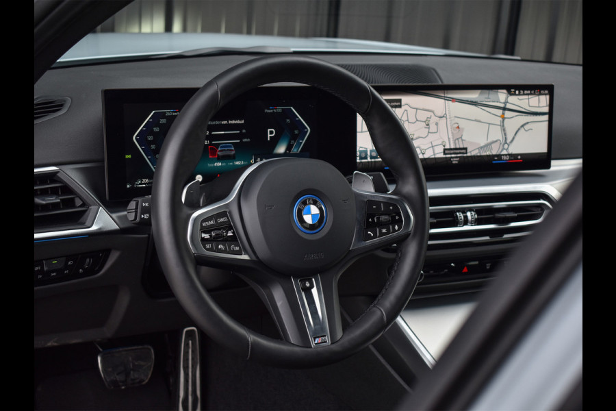 BMW 3-serie 330e xDrive M-SPORT | ELEKTR. VERST. STOELEN | ACTIVE CRUISE CONTROL | HARMAN KARDON | AMBIENT VERLICHTING | ELEKTR. TREKHAAK