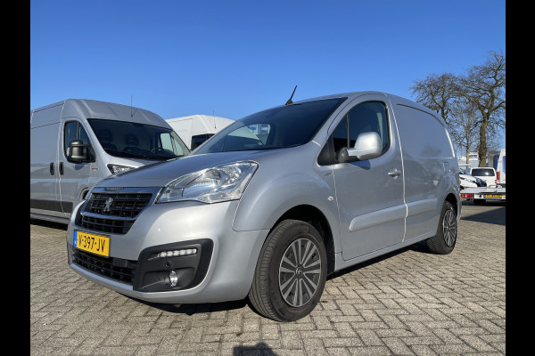 Peugeot Partner 120 1.6 BlueHDi 100 L1 Premium Pack S&S / vaste prijs rijklaar € 9950 ex btw / lease vanaf € 183 / airco / cruise / navi / achteruit rijcamera / 3 zits / zilver metallic !