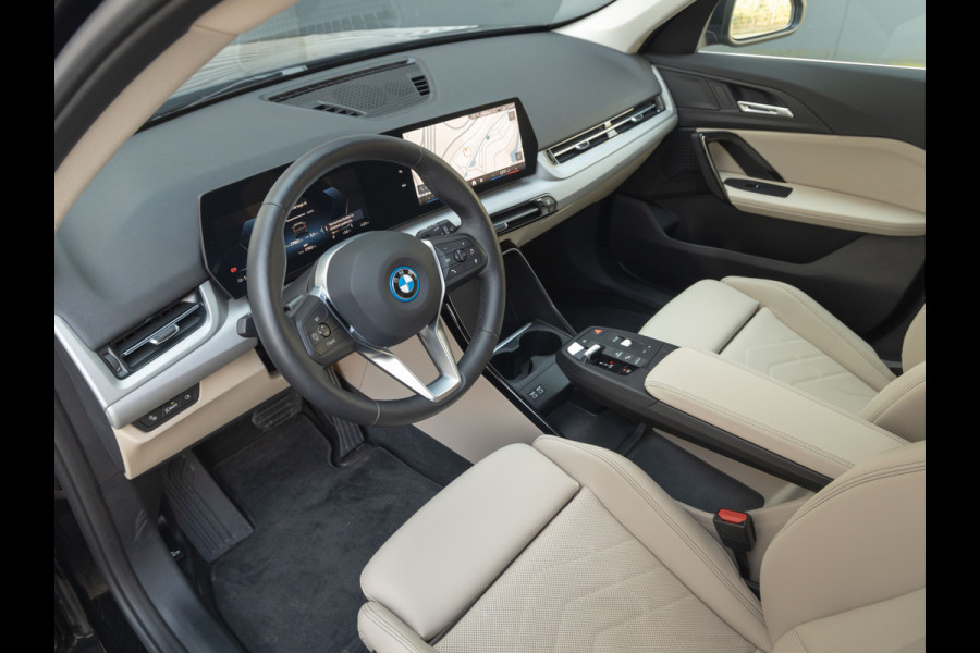 BMW iX1 eDrive20 - Camera - Stoel + Stuurwielverwarming - Navigatie