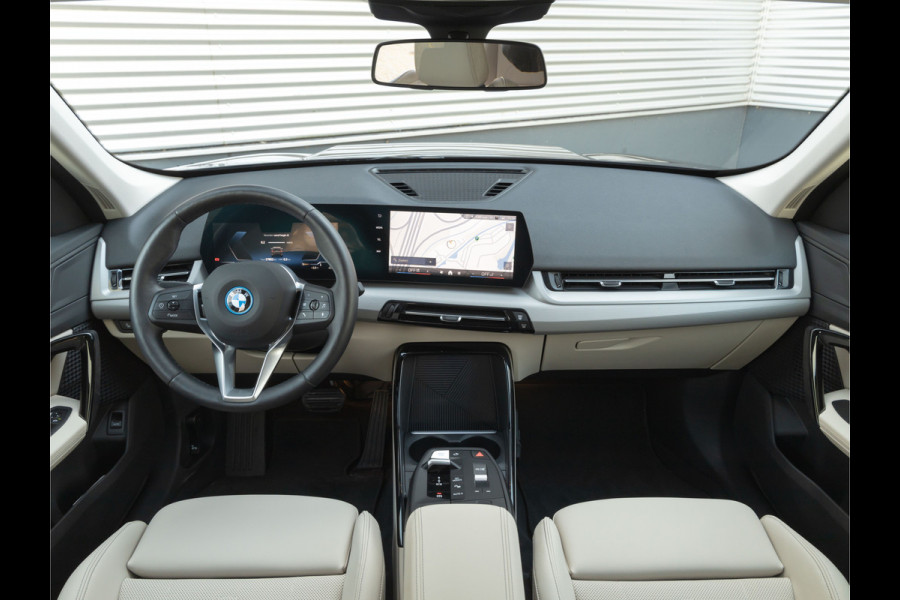 BMW iX1 eDrive20 - Camera - Stoel + Stuurwielverwarming - Navigatie