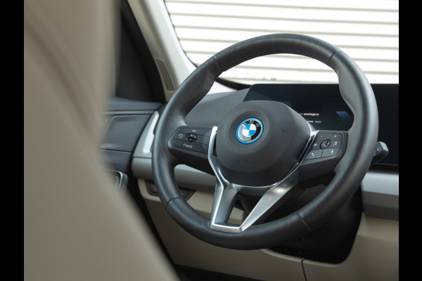 BMW iX1 eDrive20 - Camera - Stoel + Stuurwielverwarming - Navigatie