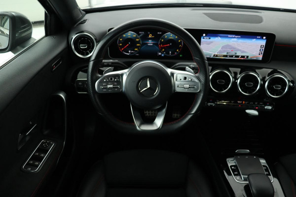 Mercedes-Benz A-Klasse 180 AMG | Stoelverwarming | Carplay | Trekhaak | Leder/Alcantara | Full LED | Camera | Widescreen | Navigatie | Park Assist