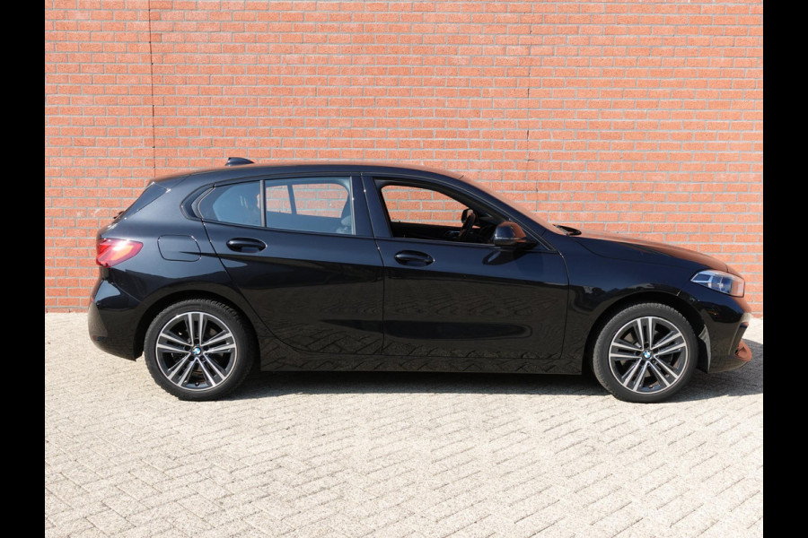 BMW 1-serie 118i Automaat High Executive | Navigatie | Apple Carplay/Android Auto | Parkeersensoren | Virtual Cockpit | Stoelverwarming | Cruise Control | Ledverlichting | Sfeerverlichting | Getinte ramen | Climate Control