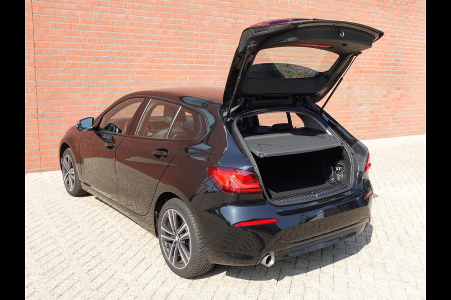 BMW 1-serie 118i Automaat High Executive | Navigatie | Apple Carplay/Android Auto | Parkeersensoren | Virtual Cockpit | Stoelverwarming | Cruise Control | Ledverlichting | Sfeerverlichting | Getinte ramen | Climate Control