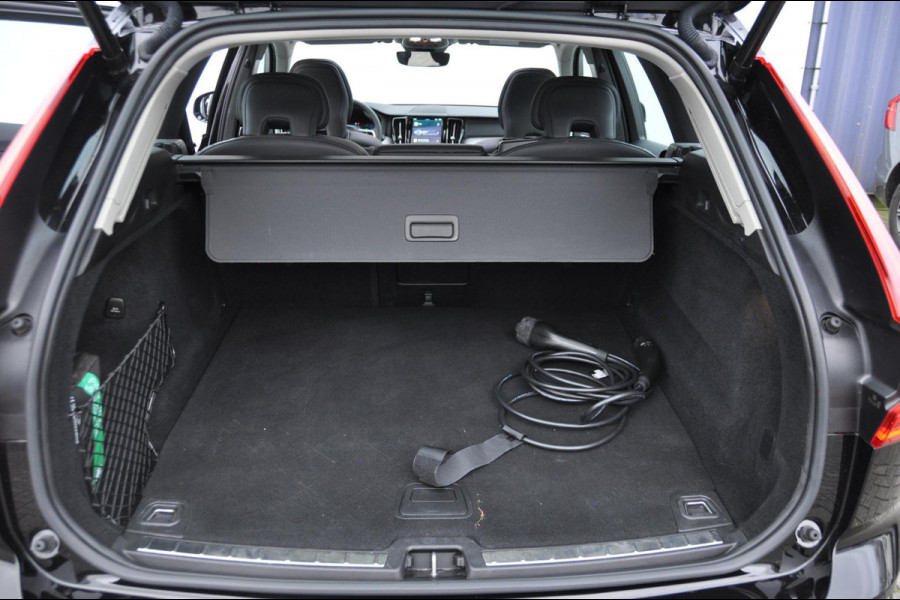 Volvo XC60 T6 350PK Long Range AWD Plus Dark / Panoramisch schuif-kantel dak / Lederen bekleding / Elektrisch bedienbare voorstoelen met geheugen / Stoelverwarming voor en achter / Apple Carplay / Trekhaak /