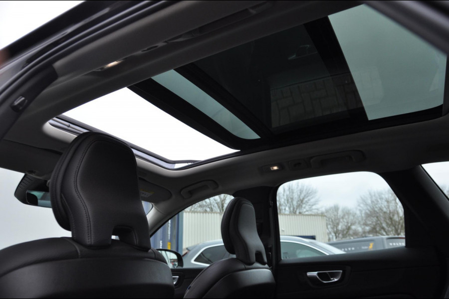 Volvo XC60 T6 350PK Long Range AWD Plus Dark / Panoramisch schuif-kantel dak / Lederen bekleding / Elektrisch bedienbare voorstoelen met geheugen / Stoelverwarming voor en achter / Apple Carplay / Trekhaak /