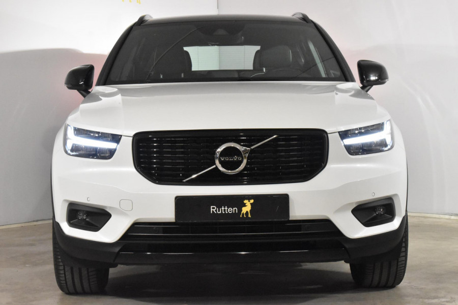 Volvo XC40 T4 190PK Automaat R-Design / Verwarmbare stoelen / Donker getint glas / Park assist voor en achter / Camera achter / Trekhaak