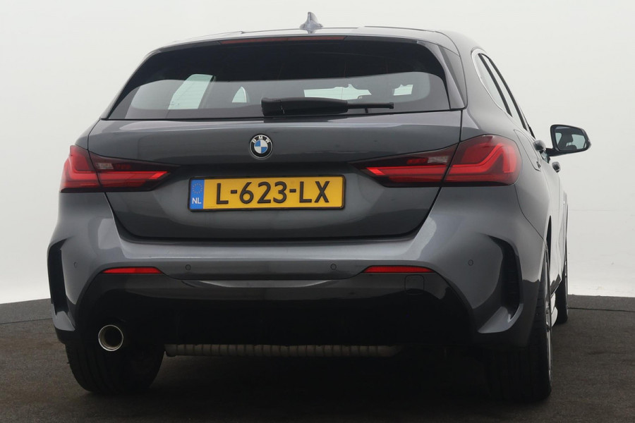 BMW 1-serie 118i Business Edition Plus M-SPORT (1e eig, NL-auto, Dealer onderH, Carplay, Navi Pro, Cruise, Etc)