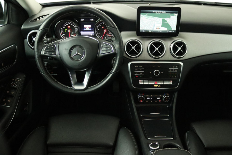 Mercedes-Benz GLA 250 Premium Plus (PANORAMADAK, TREKHAAK, CLIMA, CAMERA, LED, LEDER, STOELVERWARMING, GOED ONDERHOUDEN)