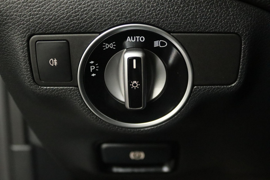Mercedes-Benz GLA 250 Premium Plus (PANORAMADAK, TREKHAAK, CLIMA, CAMERA, LED, LEDER, STOELVERWARMING, GOED ONDERHOUDEN)