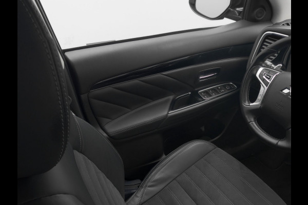 Mitsubishi Outlander 2.4 Intense Plug in Hybrid 225pk PHEV | Alcantara Sportstoelen | Apple Carplay | Camera | Cruise Control | Climate Control | Stoelverwarming | DAB |