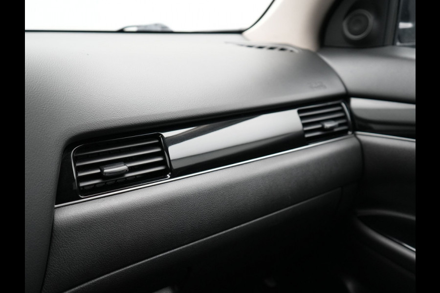 Mitsubishi Outlander 2.4 Intense Plug in Hybrid 225pk PHEV | Alcantara Sportstoelen | Apple Carplay | Camera | Cruise Control | Climate Control | Stoelverwarming | DAB |