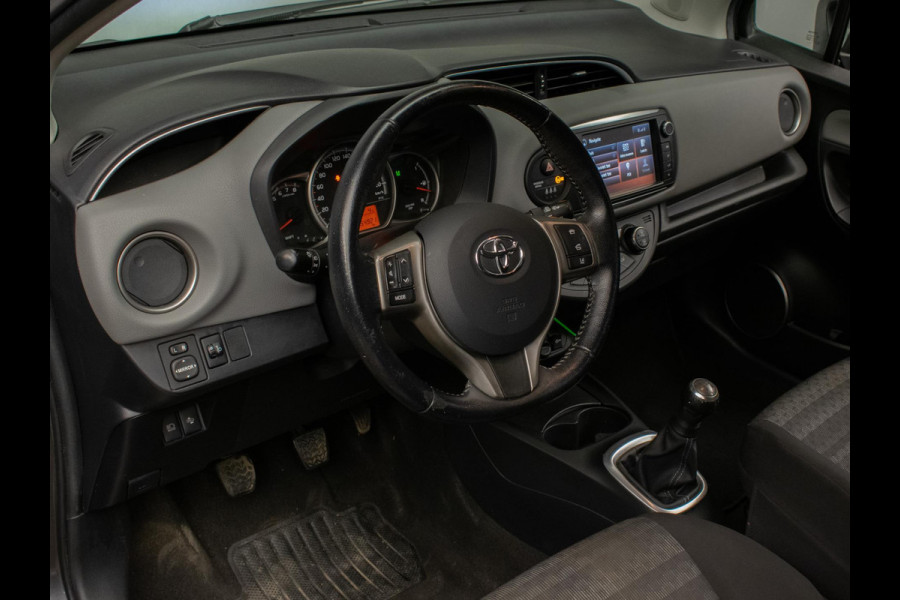 Toyota Yaris 1.0 VVT-i Trend Sport (BLUETOOTH,NAVI,LED,LEDER,LANE ASSIST,CLIMATE,LM VELGEN,SPORTSTOELEN,NIEUWE APK,NETTE STAAT)