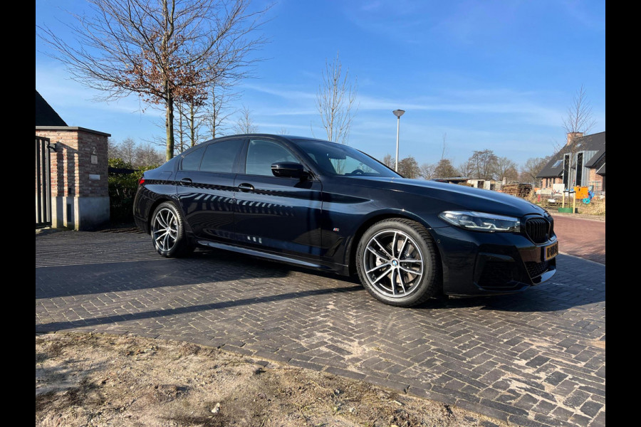 BMW 5 Serie 520i High Executive | M-Pakket | Facelift | Camera | Sfeerverlichting | Carbonschwarz |