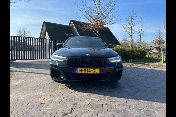 BMW 5 Serie 520i High Executive | M-Pakket | Facelift | Camera | Sfeerverlichting | Carbonschwarz |