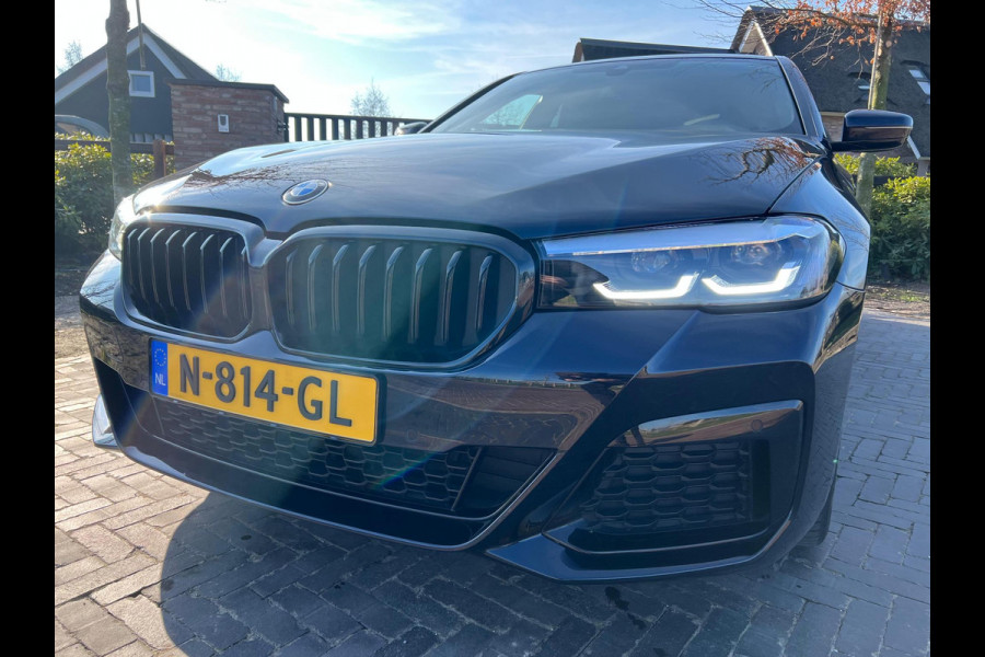 BMW 5 Serie 520i High Executive | M-Pakket | Facelift | Camera | Sfeerverlichting | Carbonschwarz |