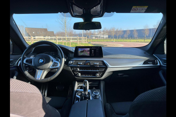 BMW 5 Serie 520i High Executive | M-Pakket | Facelift | Camera | Sfeerverlichting | Carbonschwarz |