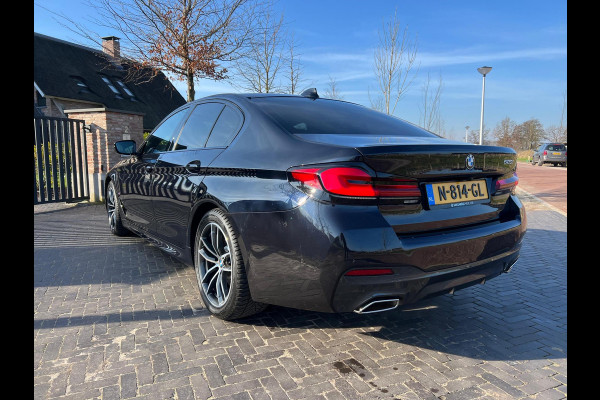 BMW 5 Serie 520i High Executive | M-Pakket | Facelift | Camera | Sfeerverlichting | Carbonschwarz |