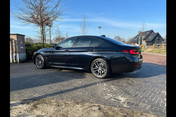 BMW 5 Serie 520i High Executive | M-Pakket | Facelift | Camera | Sfeerverlichting | Carbonschwarz |