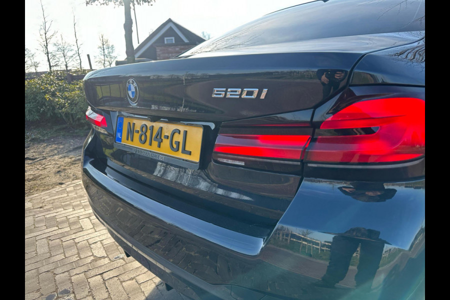 BMW 5 Serie 520i High Executive | M-Pakket | Facelift | Camera | Sfeerverlichting | Carbonschwarz |