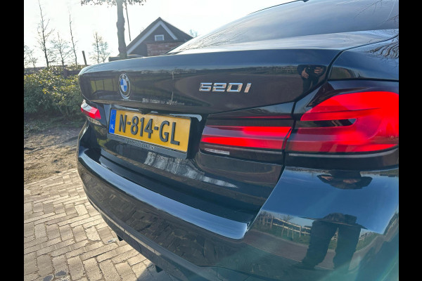 BMW 5 Serie 520i High Executive | M-Pakket | Facelift | Camera | Sfeerverlichting | Carbonschwarz |