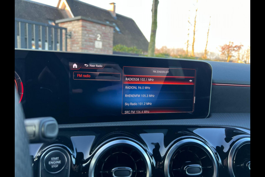 Mercedes-Benz A-Klasse 180 Business Solution AMG Widescreen | Stoelverwarming | Camera | NL-Auto |