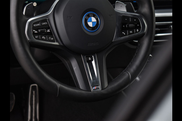 BMW 3-serie 330e xDrive M-SPORT | ELEKTR. VERST. STOELEN | ACTIVE CRUISE CONTROL | HARMAN KARDON | STOEL- EN STUURVERWARMING | AMBIENT VERLI