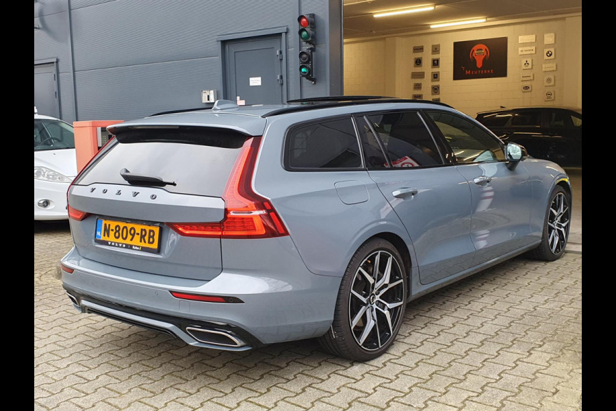 Volvo V60 2.0 T8 Recharge AWD R-Design - 1 JR GARANTIE / EXTRA SET / TREKHAAK / PANO / 360CAM / H-K / LEDER+MEMORY / VOORRUITVERW!